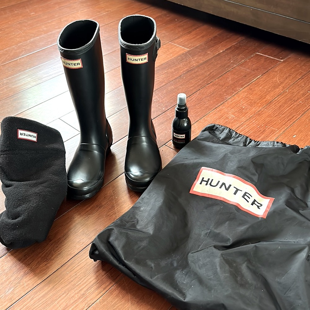 HUNTER rain boots with socks , boot buffer, duffle bag. Size US 2B/3G . Black.